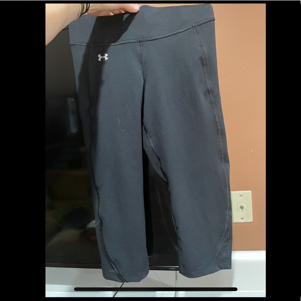 Medium black under armour capri leggings